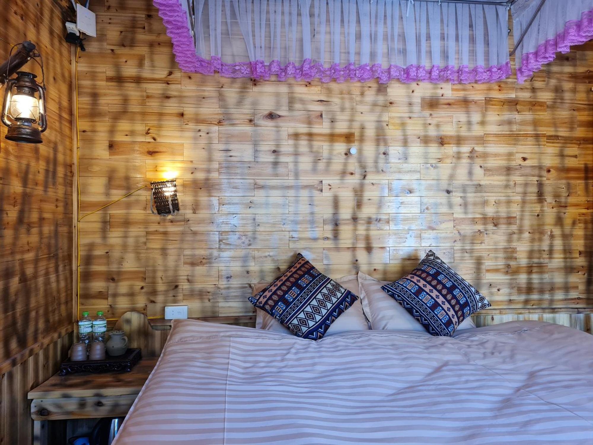 Nha Co Lao Xa Homestay Hmong & Bungalow Air Conditioner Dong Van  Eksteriør billede